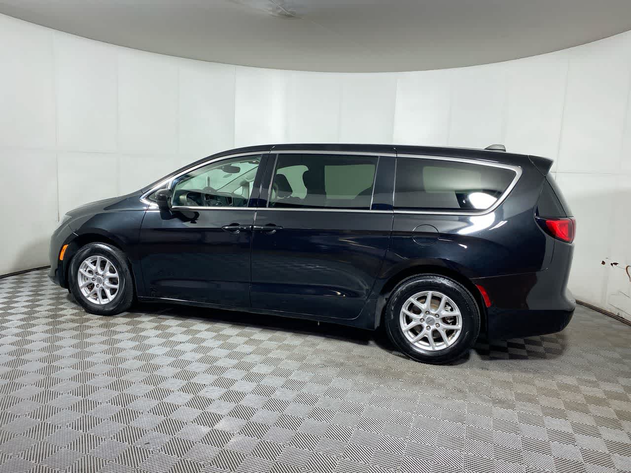 2023 Chrysler Voyager LX photo 4