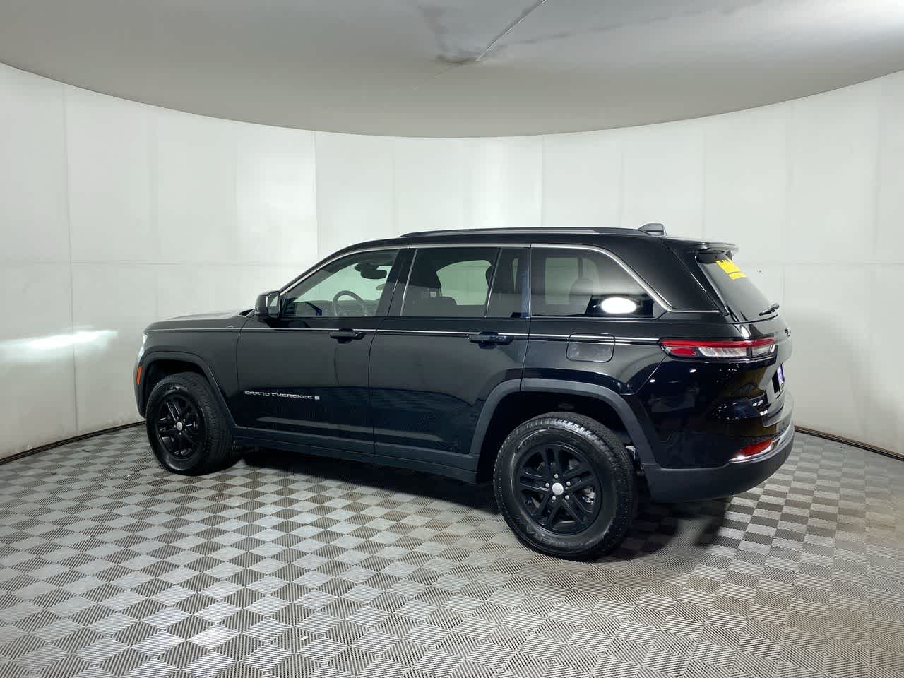 2022 Jeep Grand Cherokee Laredo photo 4