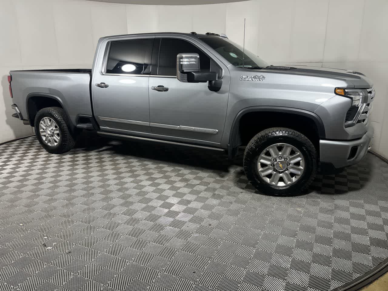 2025 Chevrolet Silverado 2500HD High Country photo 2