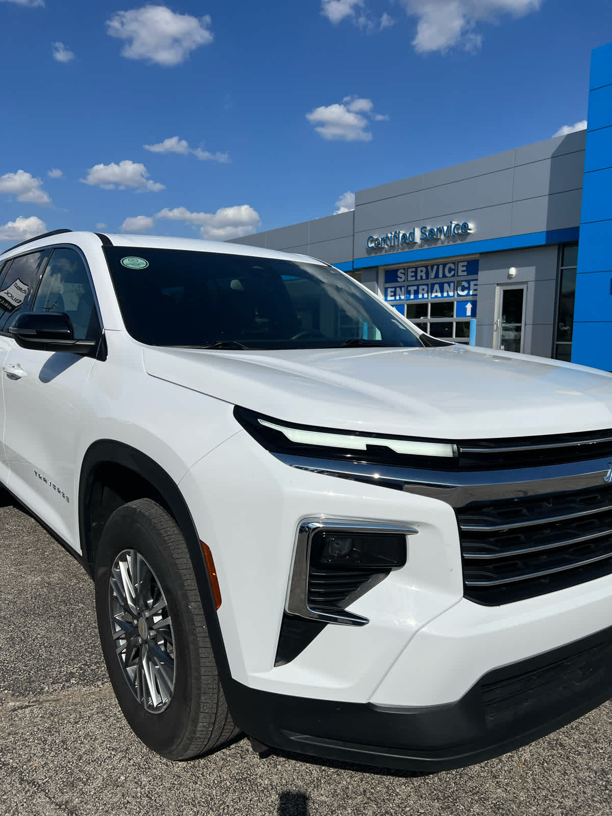 2025 Chevrolet Traverse photo 2
