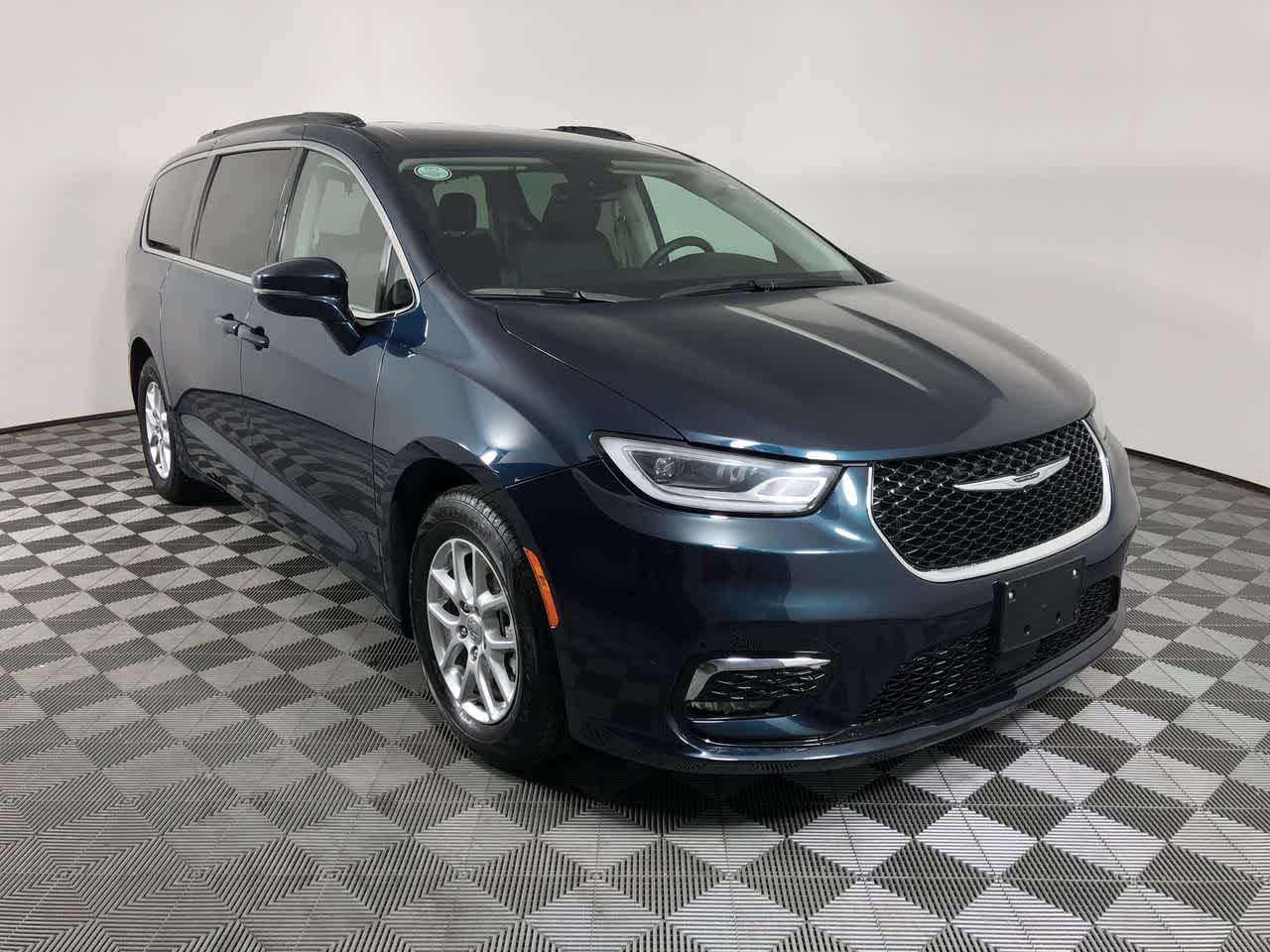 Used 2022 Chrysler Pacifica Touring L with VIN 2C4RC1BG9NR186472 for sale in Shelbyville, IN