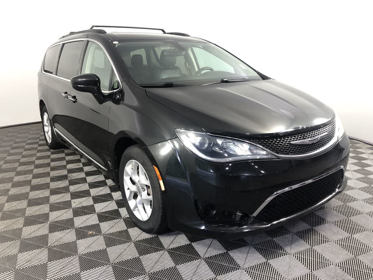 Used 2017 Chrysler Pacifica Touring-L with VIN 2C4RC1BG4HR752249 for sale in Shelbyville, IN