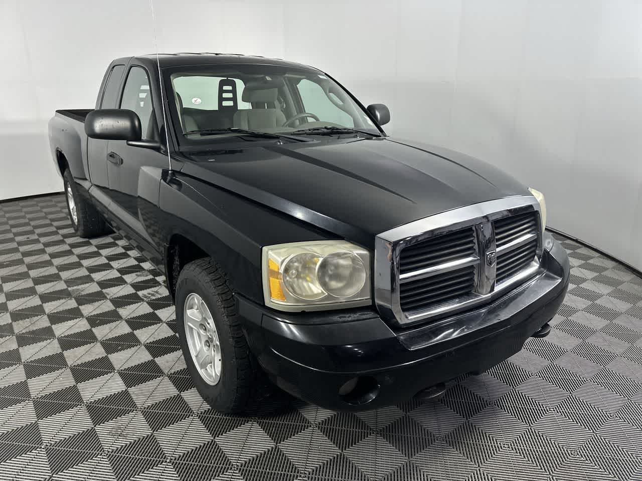 Used 2005 Dodge Dakota SLT with VIN 1D7HW42NX5S139961 for sale in Shelbyville, IN