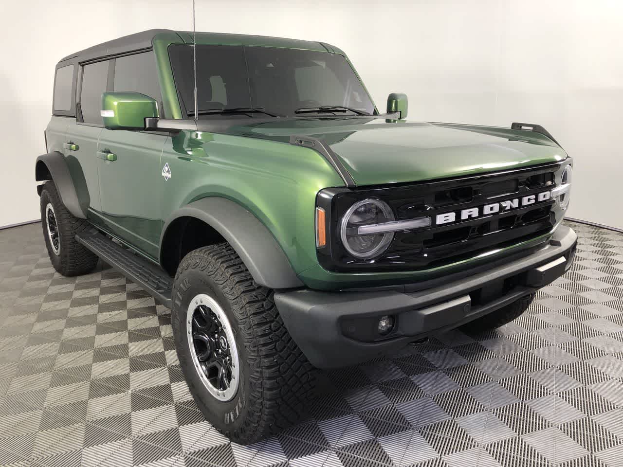 2022 Ford Bronco Outer Banks photo 2