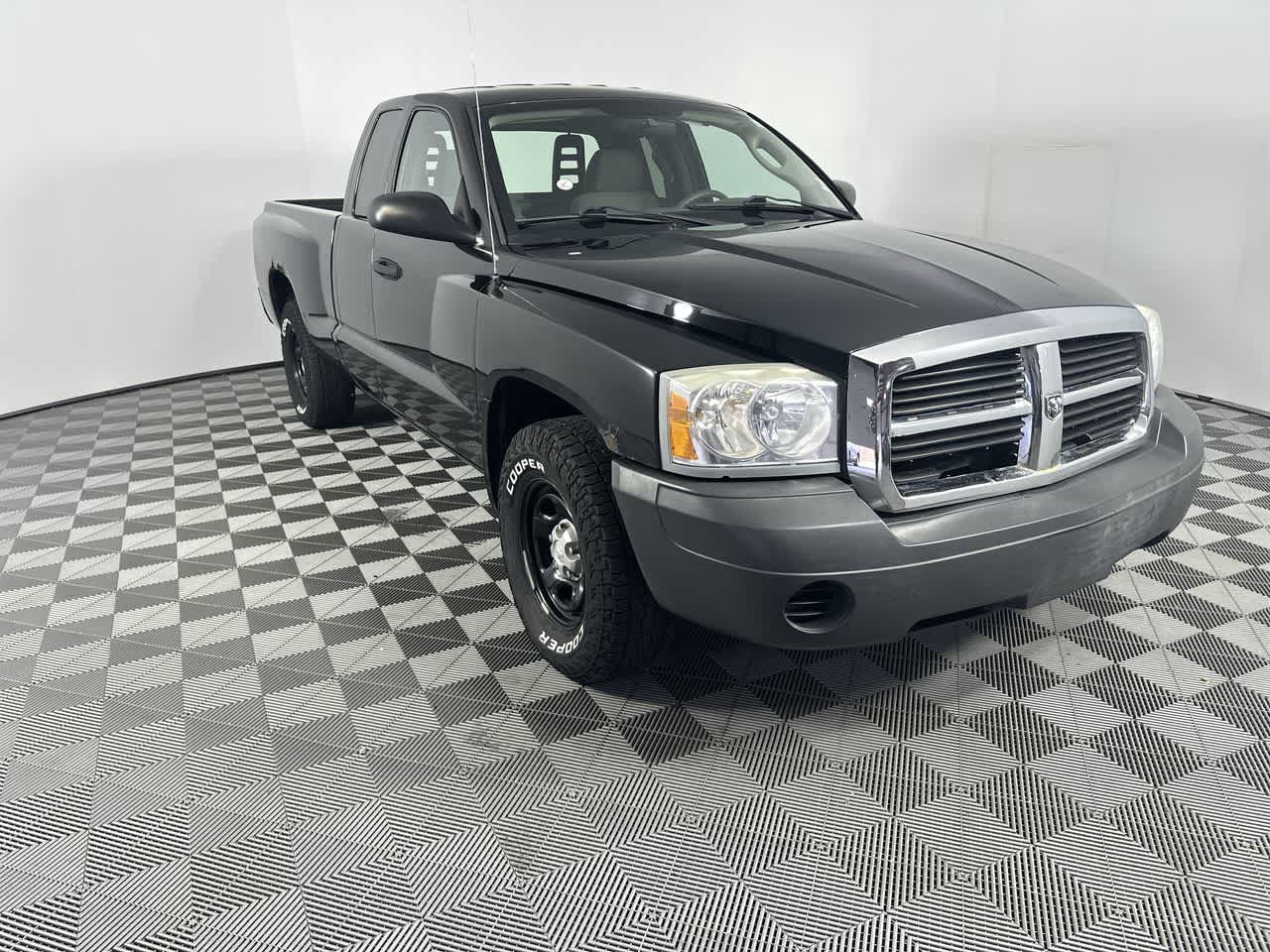 Used 2005 Dodge Dakota ST with VIN 1D7HE22K95S353613 for sale in Shelbyville, IN