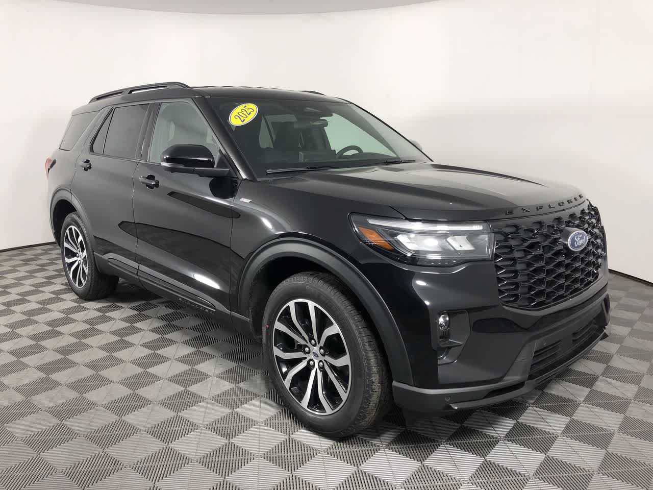 2025 Ford Explorer ST-Line photo 2