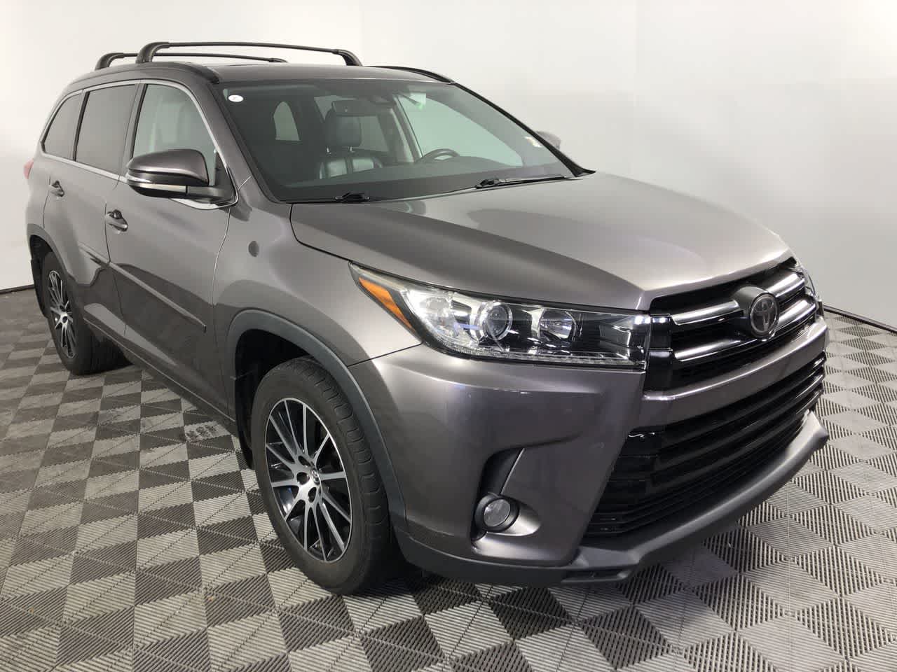 2017 Toyota Highlander SE's photo
