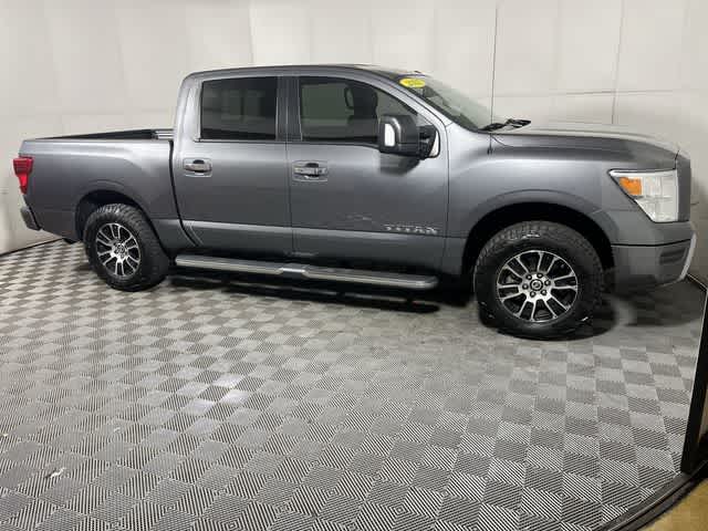2021 Nissan Titan SV Crew Cab photo 2