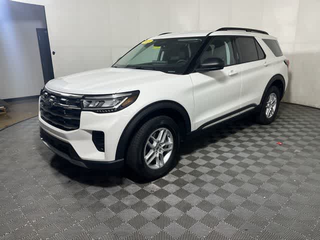 2025 Ford Explorer photo 2