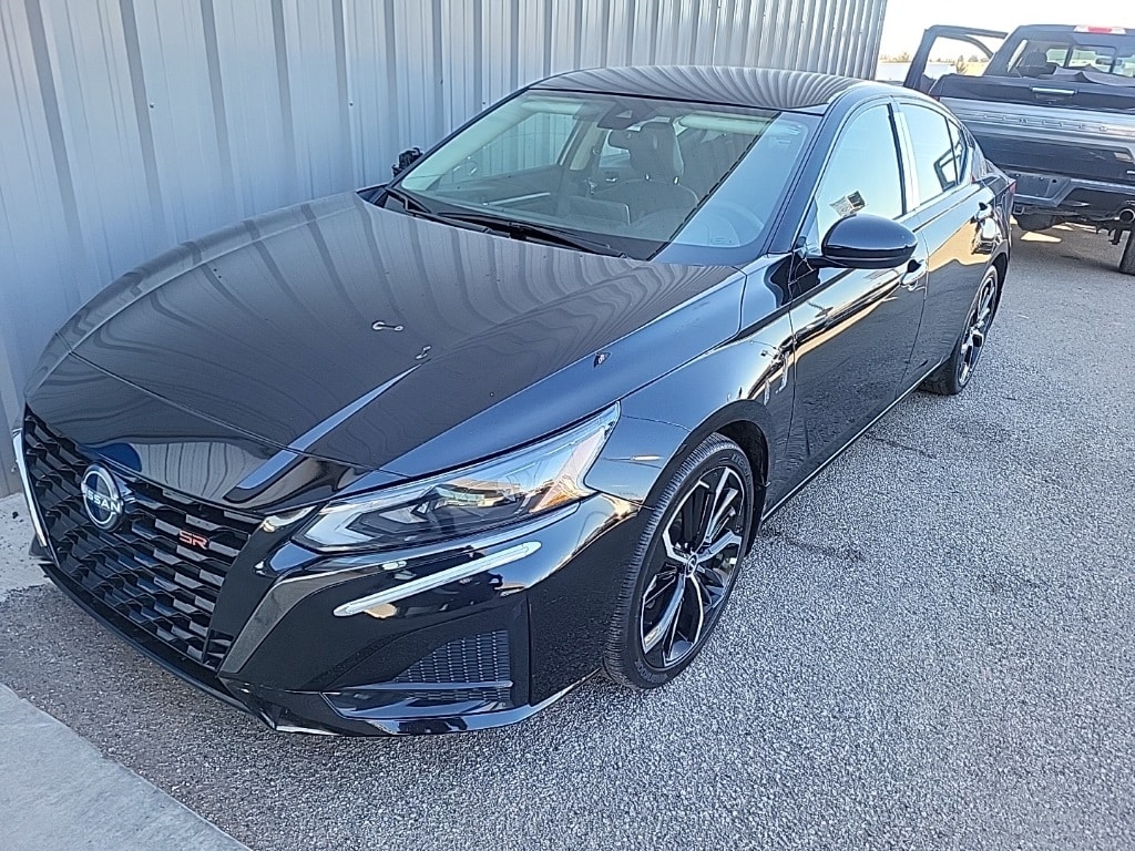 2023 Nissan Altima SR's photo