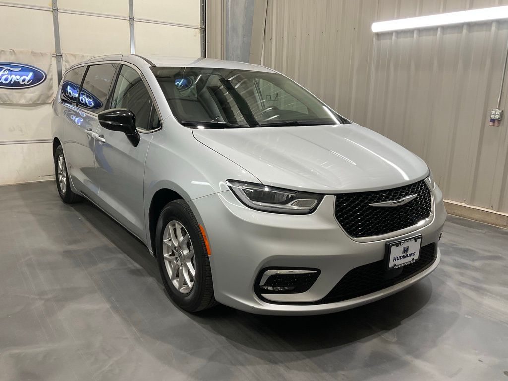 2024 Chrysler Pacifica Touring L's photo