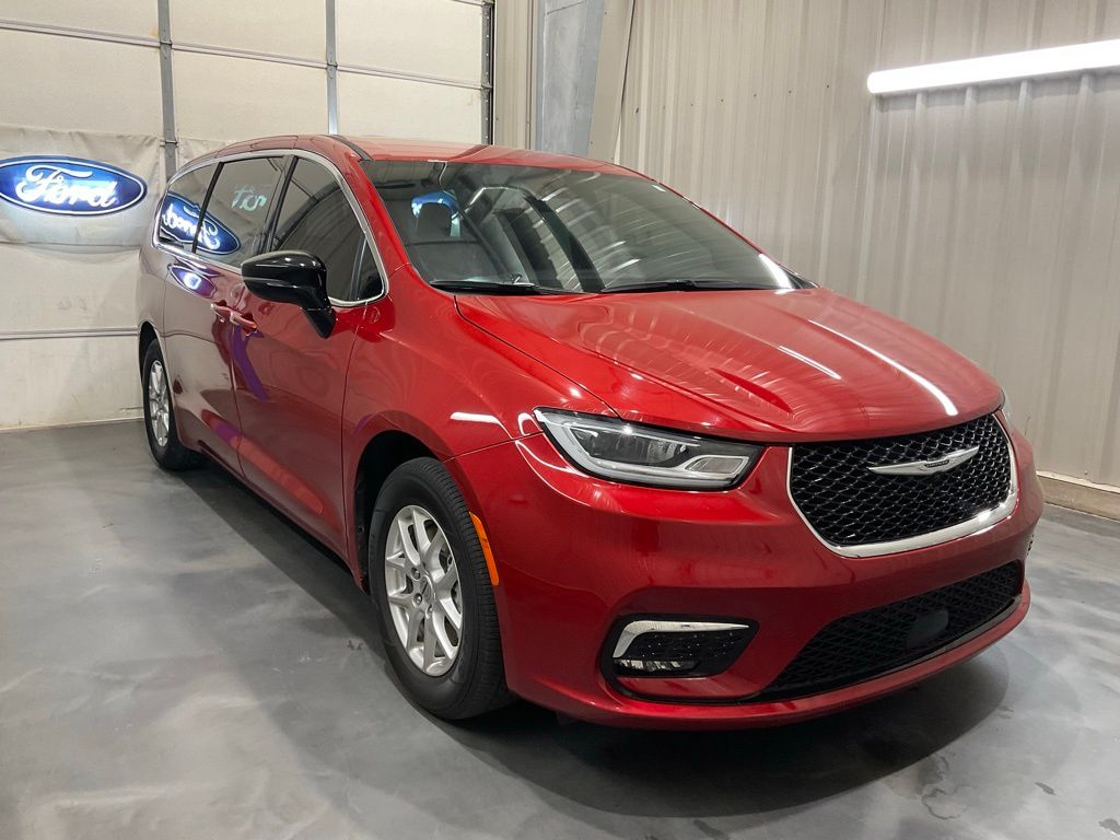 2025 Chrysler Pacifica Select's photo