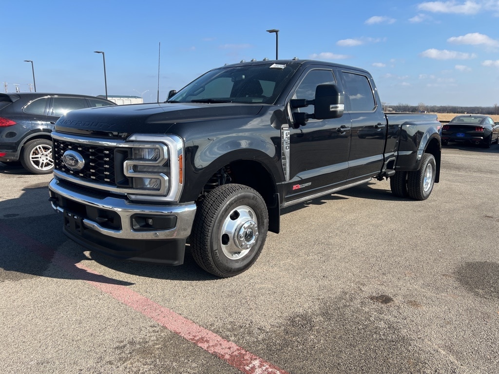 2025 Ford F-350 Super Duty Lariat's photo