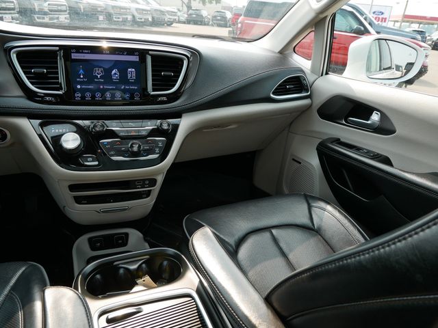 Thumbnail: 2018 Chrysler Pacifica - 9