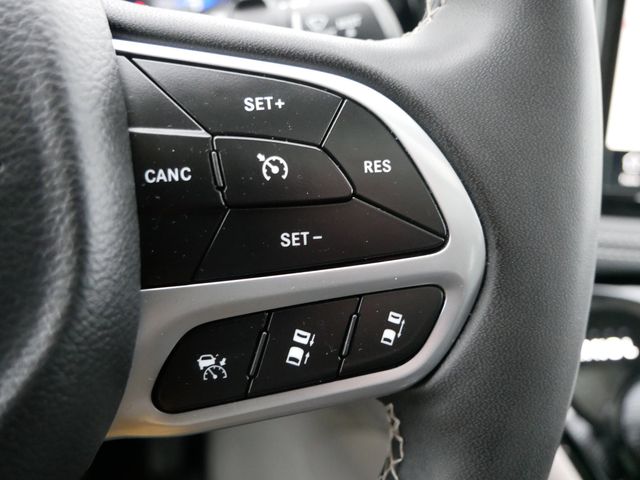 Thumbnail: 2023 Chrysler Pacifica - 25