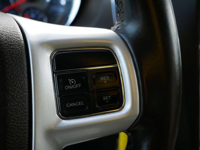 Thumbnail: 2014 Chrysler Town & Country - 25