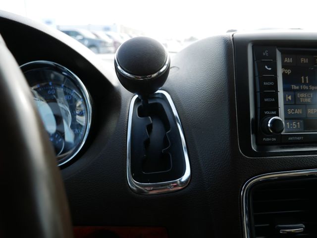 Thumbnail: 2014 Chrysler Town & Country - 15