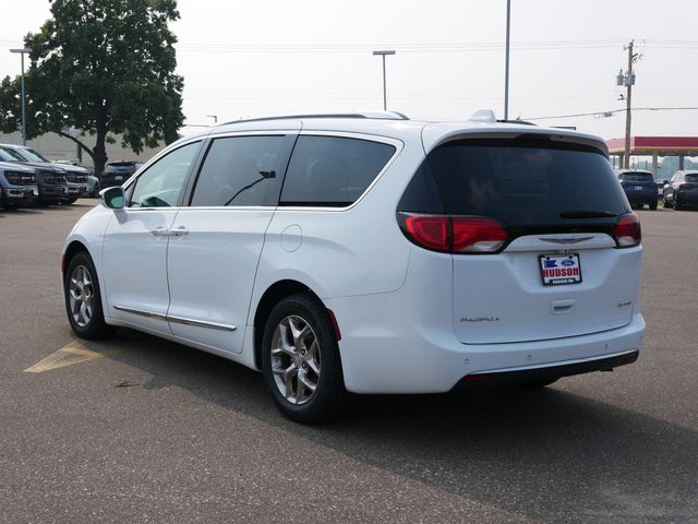 Thumbnail: 2018 Chrysler Pacifica - 3