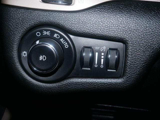 Thumbnail: 2017 Jeep Cherokee - 16