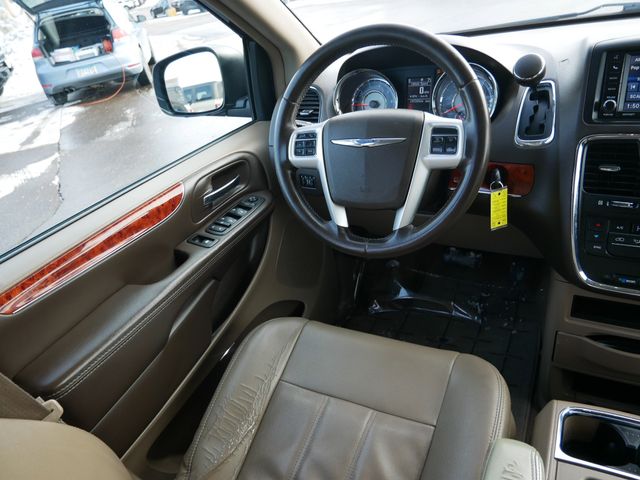 Thumbnail: 2014 Chrysler Town & Country - 6