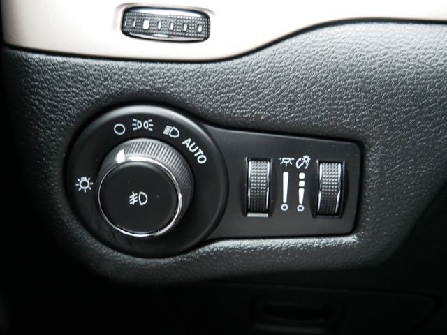 Thumbnail: 2017 Jeep Cherokee - 15