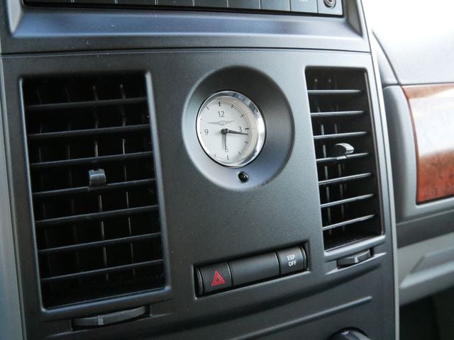 Thumbnail: 2008 Chrysler Town & Country - 11