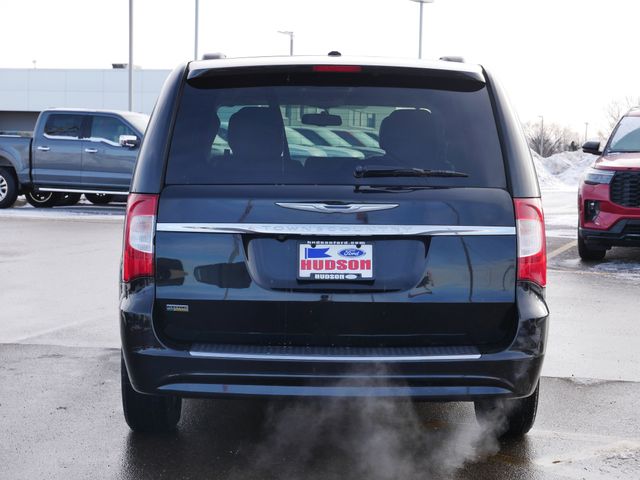 Thumbnail: 2014 Chrysler Town & Country - 16