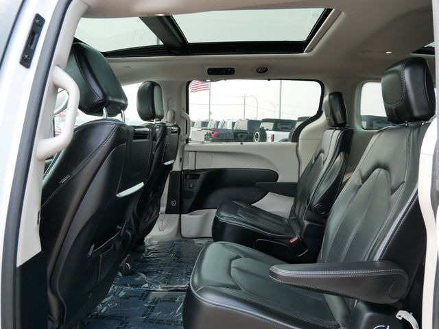 Thumbnail: 2018 Chrysler Pacifica - 4