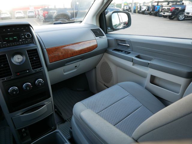 Thumbnail: 2008 Chrysler Town & Country - 9