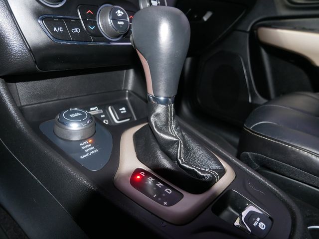 Thumbnail: 2017 Jeep Cherokee - 15