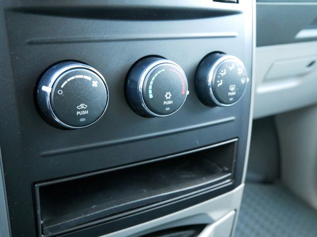 Thumbnail: 2008 Chrysler Town & Country - 12