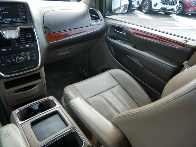 Thumbnail: 2014 Chrysler Town & Country - 9