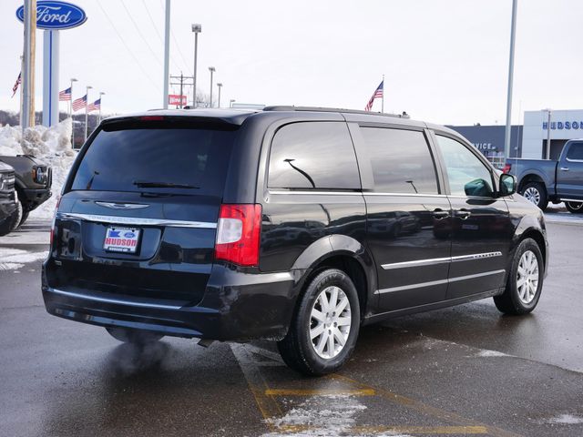 Thumbnail: 2014 Chrysler Town & Country - 17