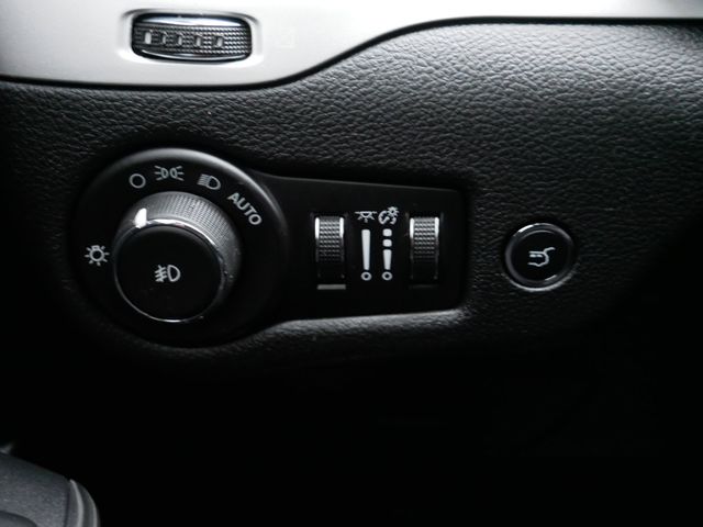 Thumbnail: 2017 Jeep Cherokee - 14