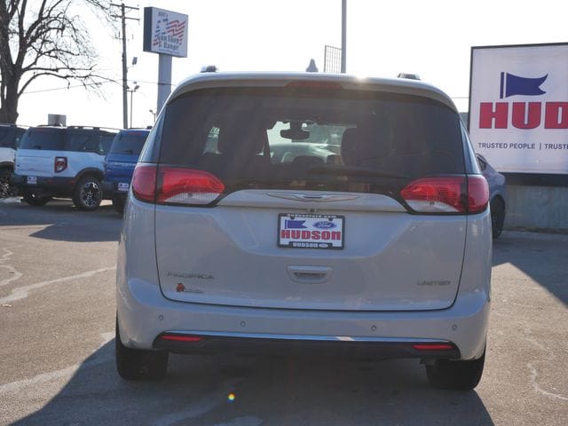 Thumbnail: 2017 Chrysler Pacifica - 18