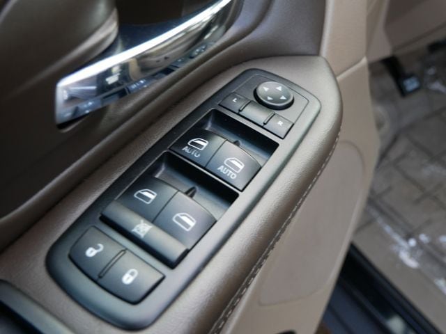 Thumbnail: 2014 Chrysler Town & Country - 22