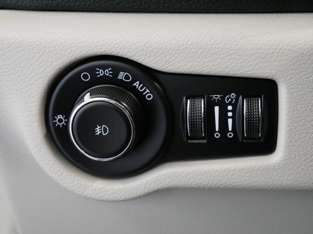 Thumbnail: 2023 Chrysler Pacifica - 18