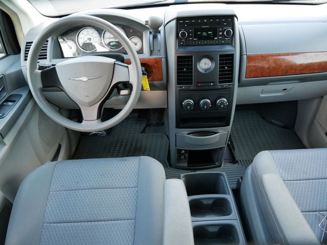 Thumbnail: 2008 Chrysler Town & Country - 7