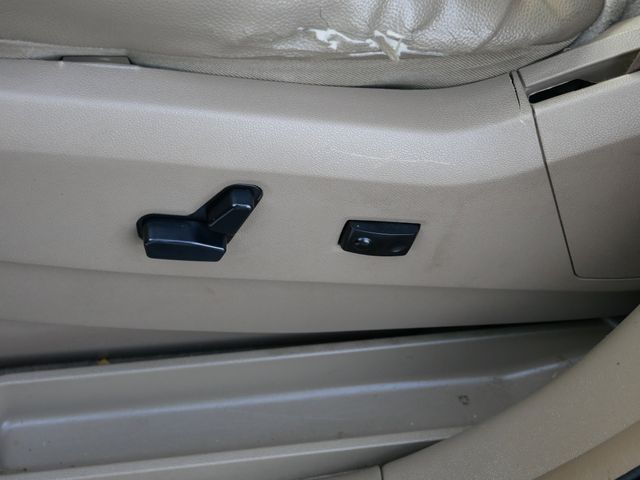 Thumbnail: 2014 Chrysler Town & Country - 23