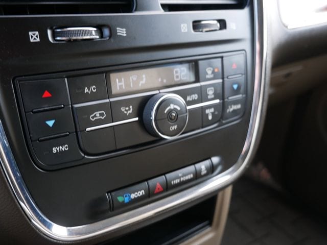 Thumbnail: 2014 Chrysler Town & Country - 12