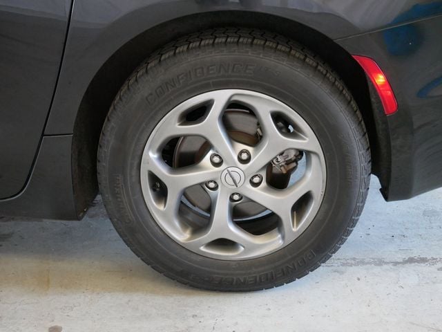 Thumbnail: 2023 Chrysler Pacifica - 4