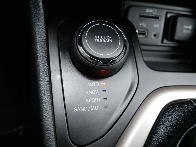 Thumbnail: 2017 Jeep Cherokee - 14