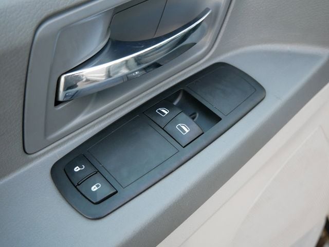 Thumbnail: 2008 Chrysler Town & Country - 22