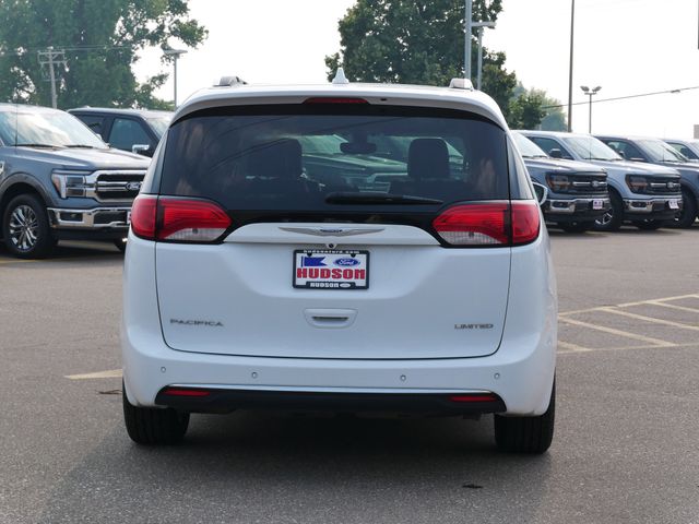 Thumbnail: 2018 Chrysler Pacifica - 16