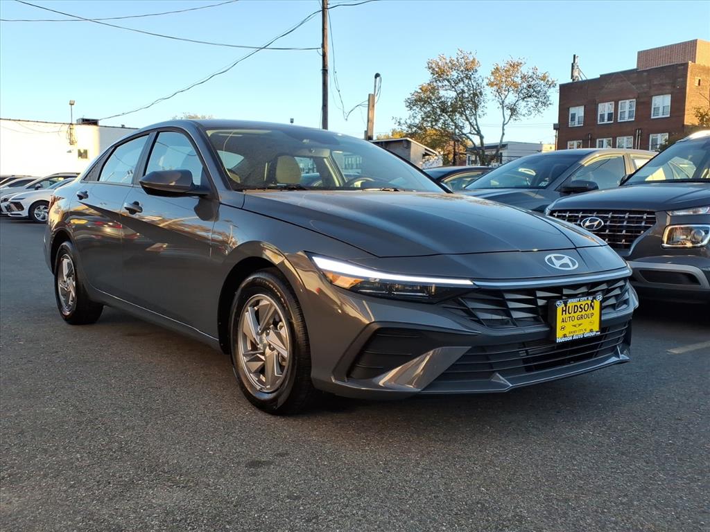 2025 Hyundai Elantra SE