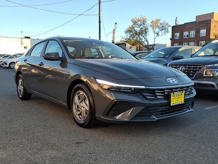 2025 Hyundai Elantra SE IVT