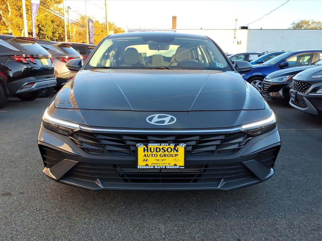 2025 Hyundai Elantra SE photo 2