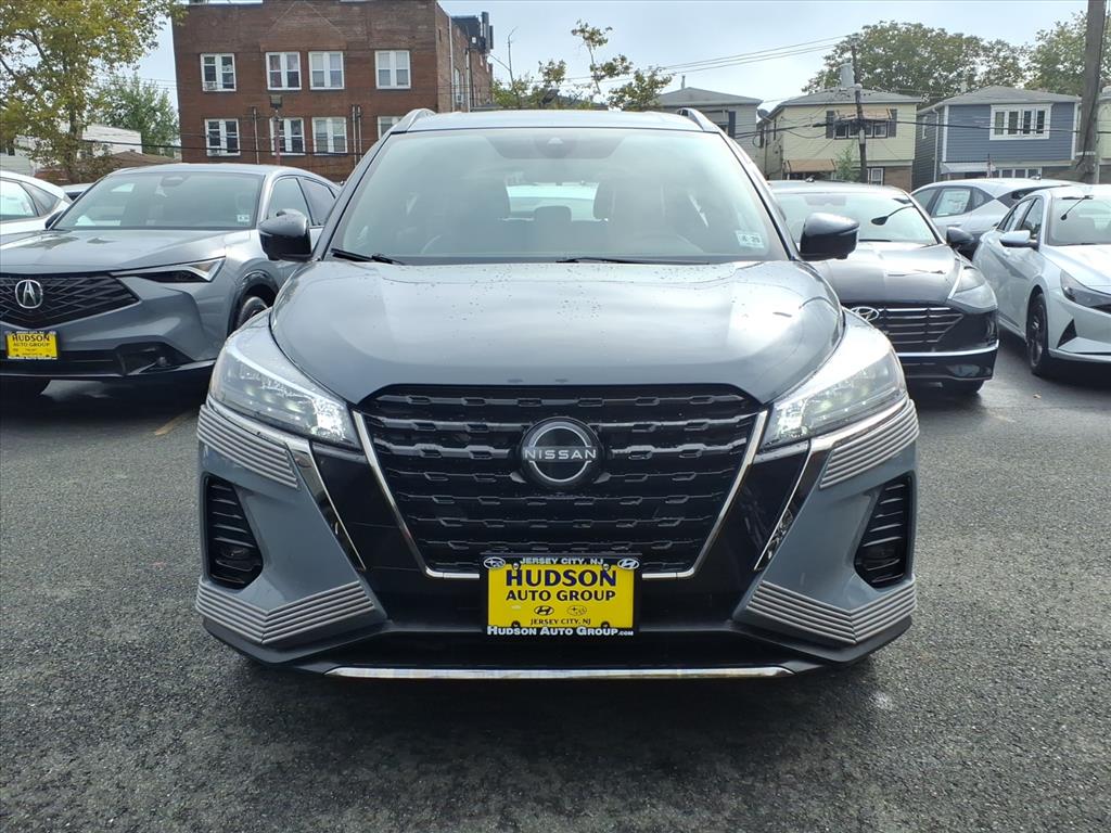 2024 Nissan Kicks SR photo 2