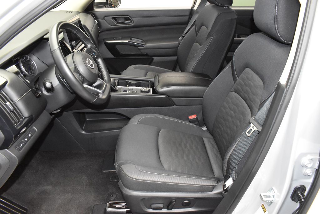 2025 Nissan Pathfinder SV - Photo 11