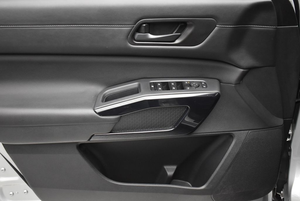 2025 Nissan Pathfinder SV - Photo 9